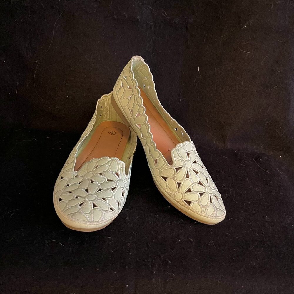 Heawish Women’s Celery Green Floral Ballet Flats Size 5